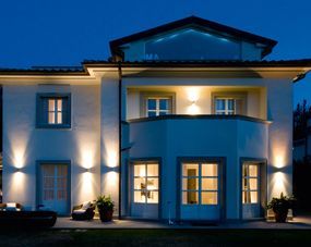 Außenbeleuchtung an Hauswand