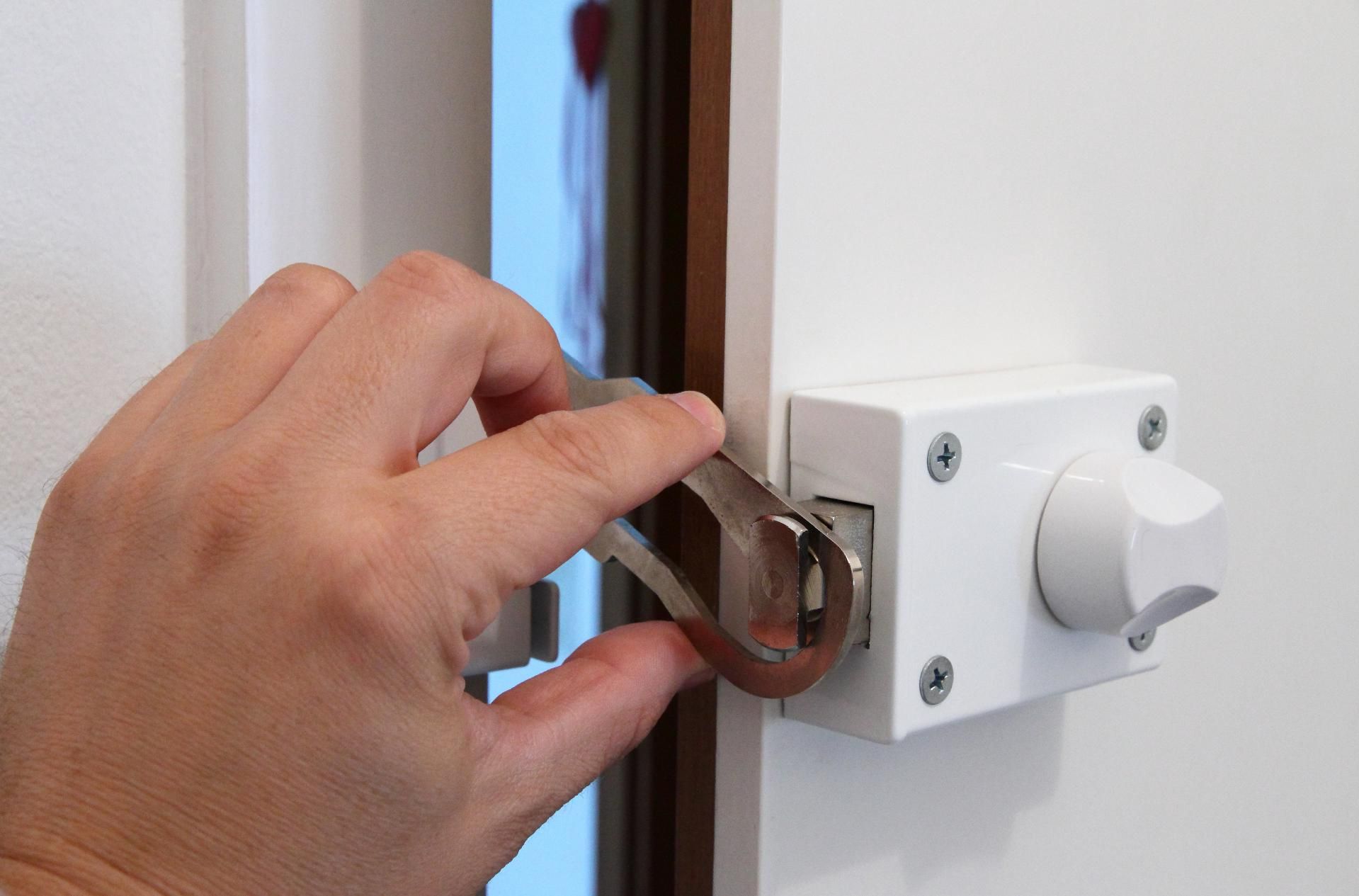 Fenster wird gegen Einbrecher abgesichert