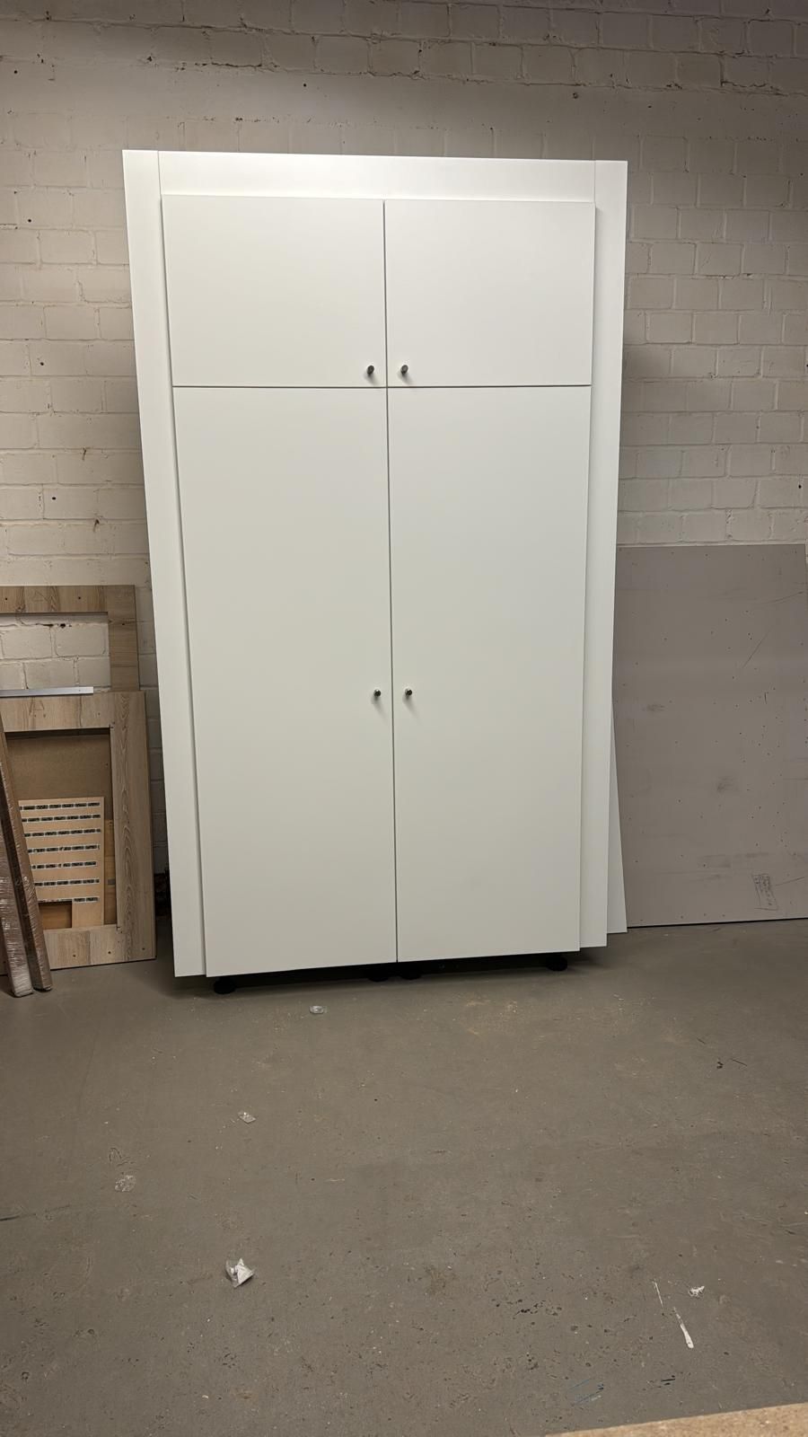 weißer Schrank mit vier Schranktüren