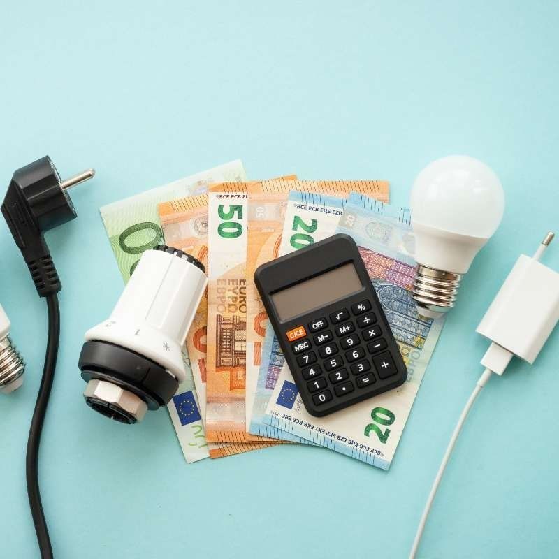 Una calculadora está encima de una pila de dinero.