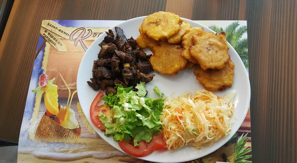 Assiette de poulet pané et crudités