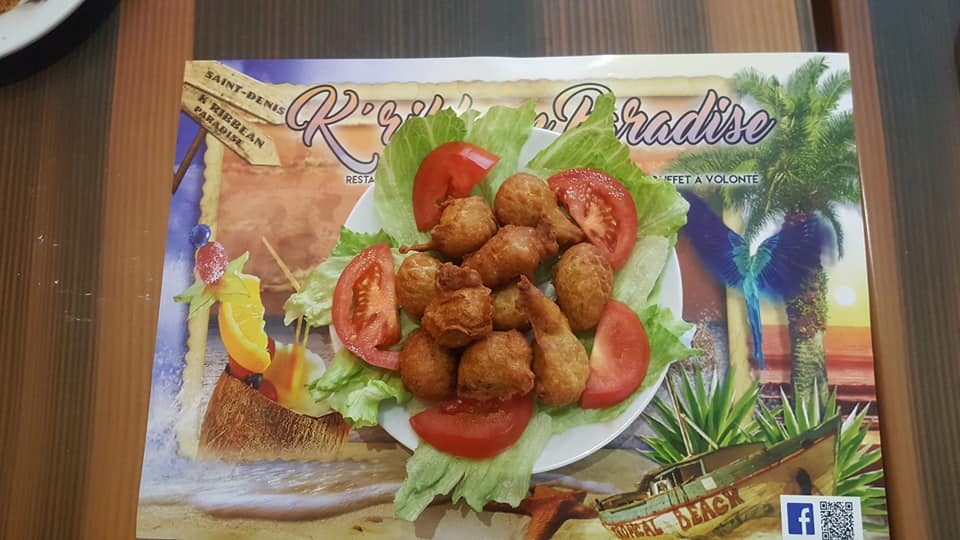 Assiette de poulet, tomates et salade