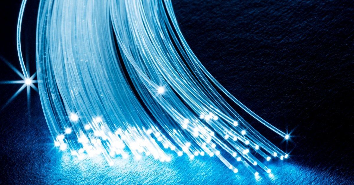 Haz de cables de fibra óptica de color azul brillante.