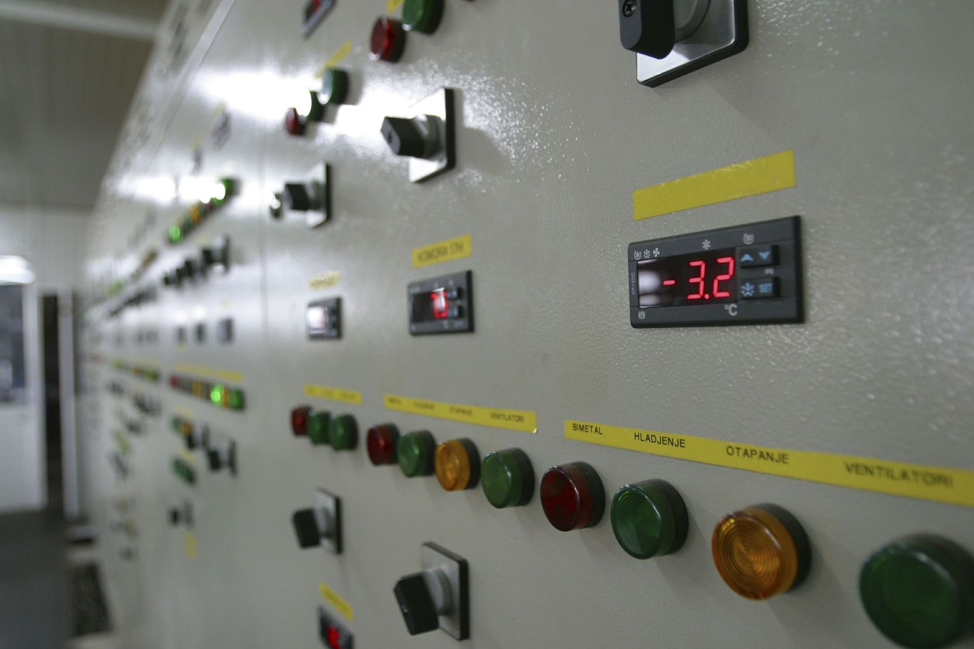 Panel de control con varios botones, luces y pantallas digitales que muestran la temperatura.