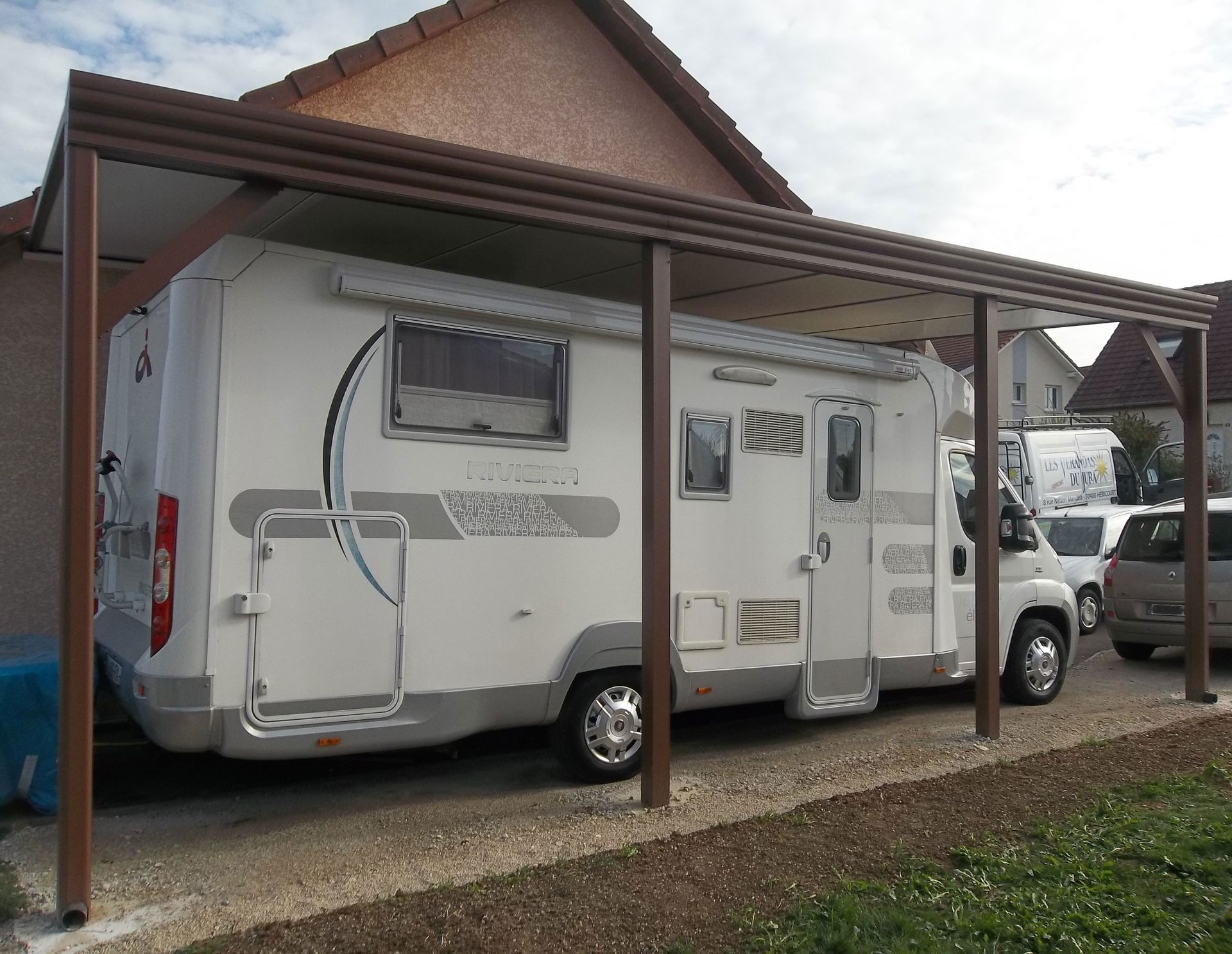 Abri d’auto avec un véhicule de type camping-car abrité dessous