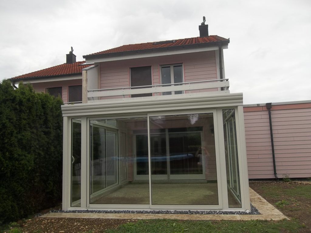 Petite véranda servant d'extension de maison