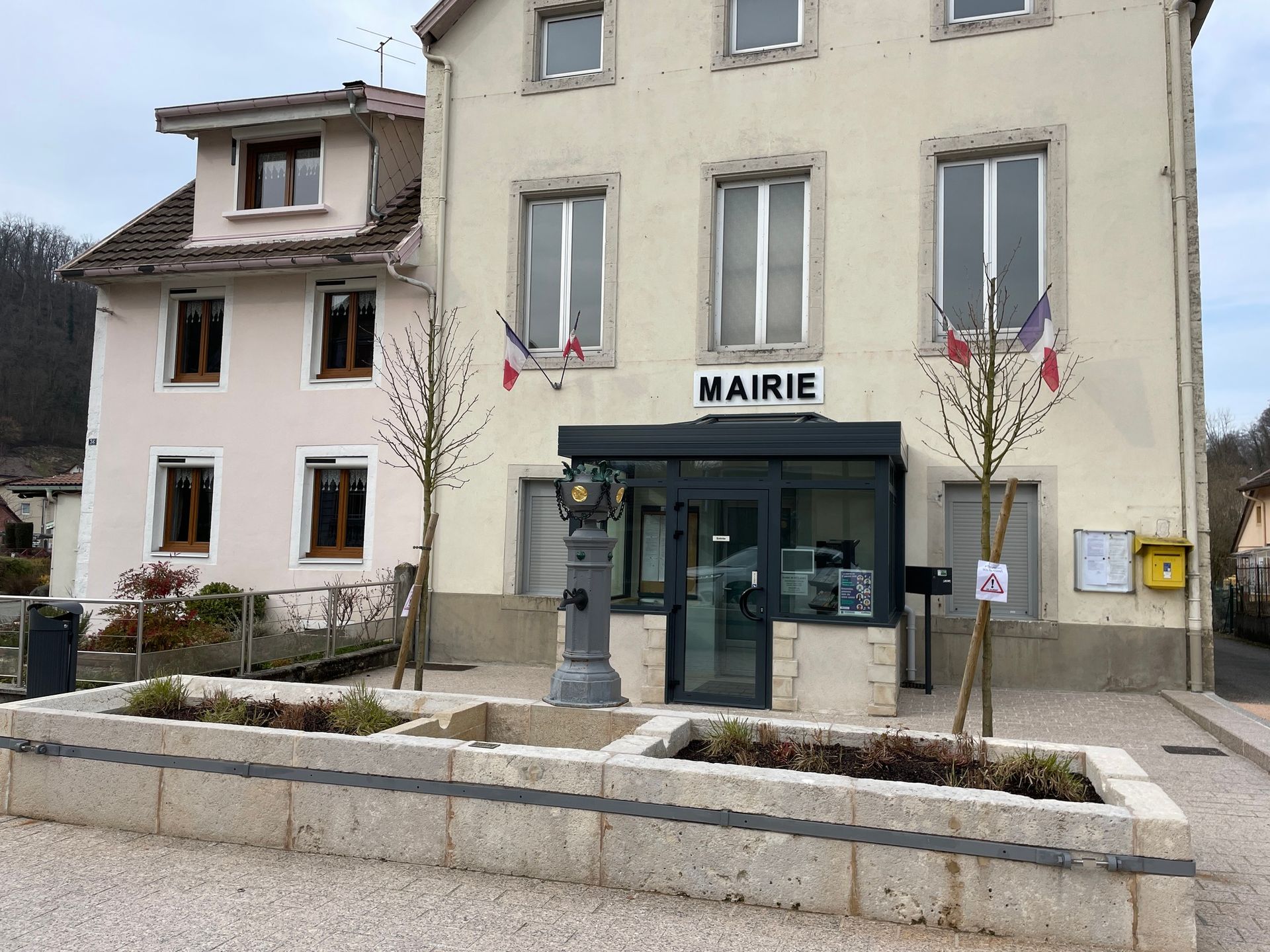 Sas d'entrée blanc en haut de marches