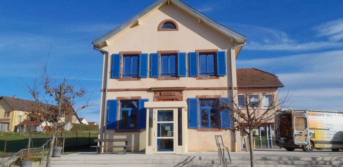 Habitation avec marches vers qui donnent vers un SAS d'entrée