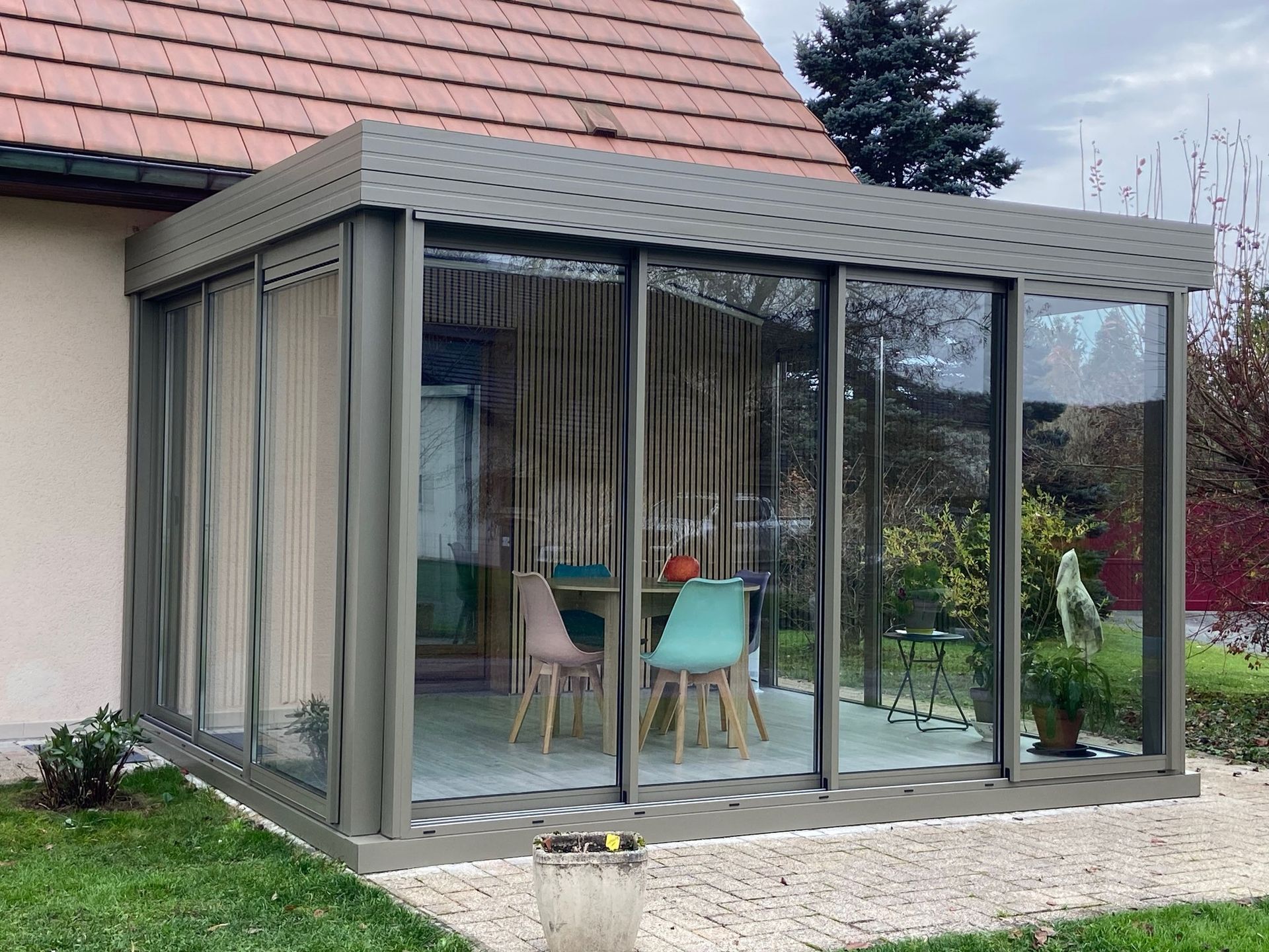 Véranda sur mesure d'une maison en pierre