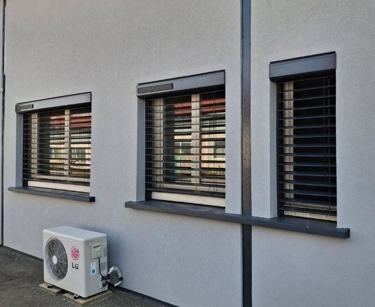 Terrasse protégée du soleil par un store