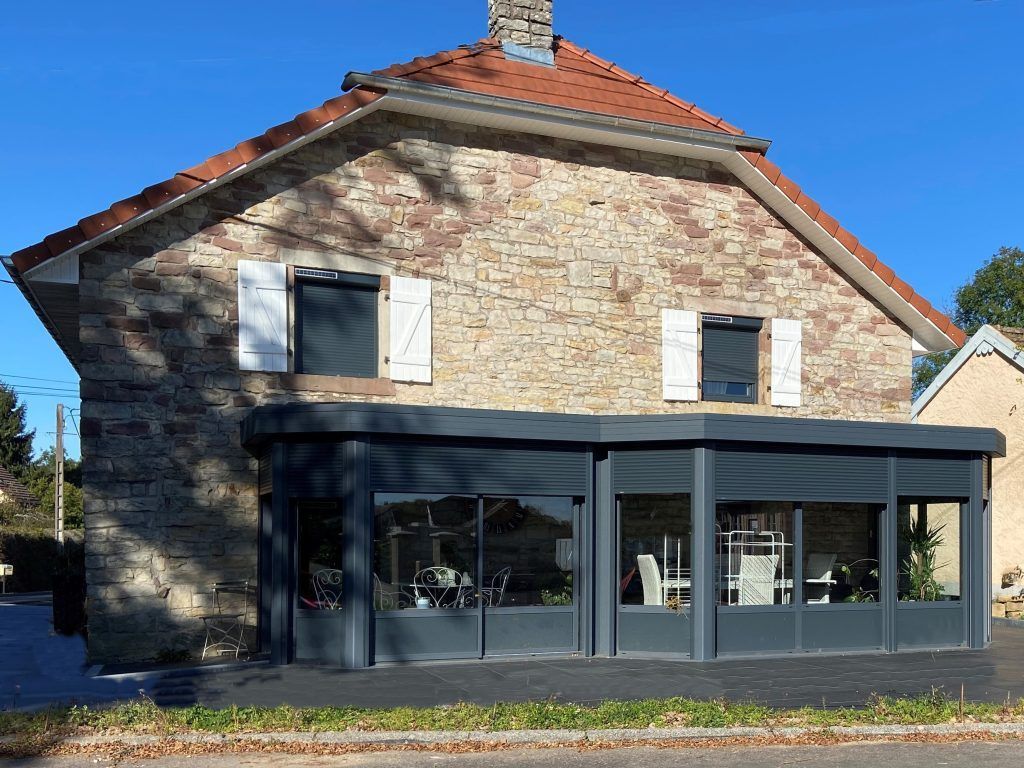 Véranda sur mesure d'une maison en pierre
