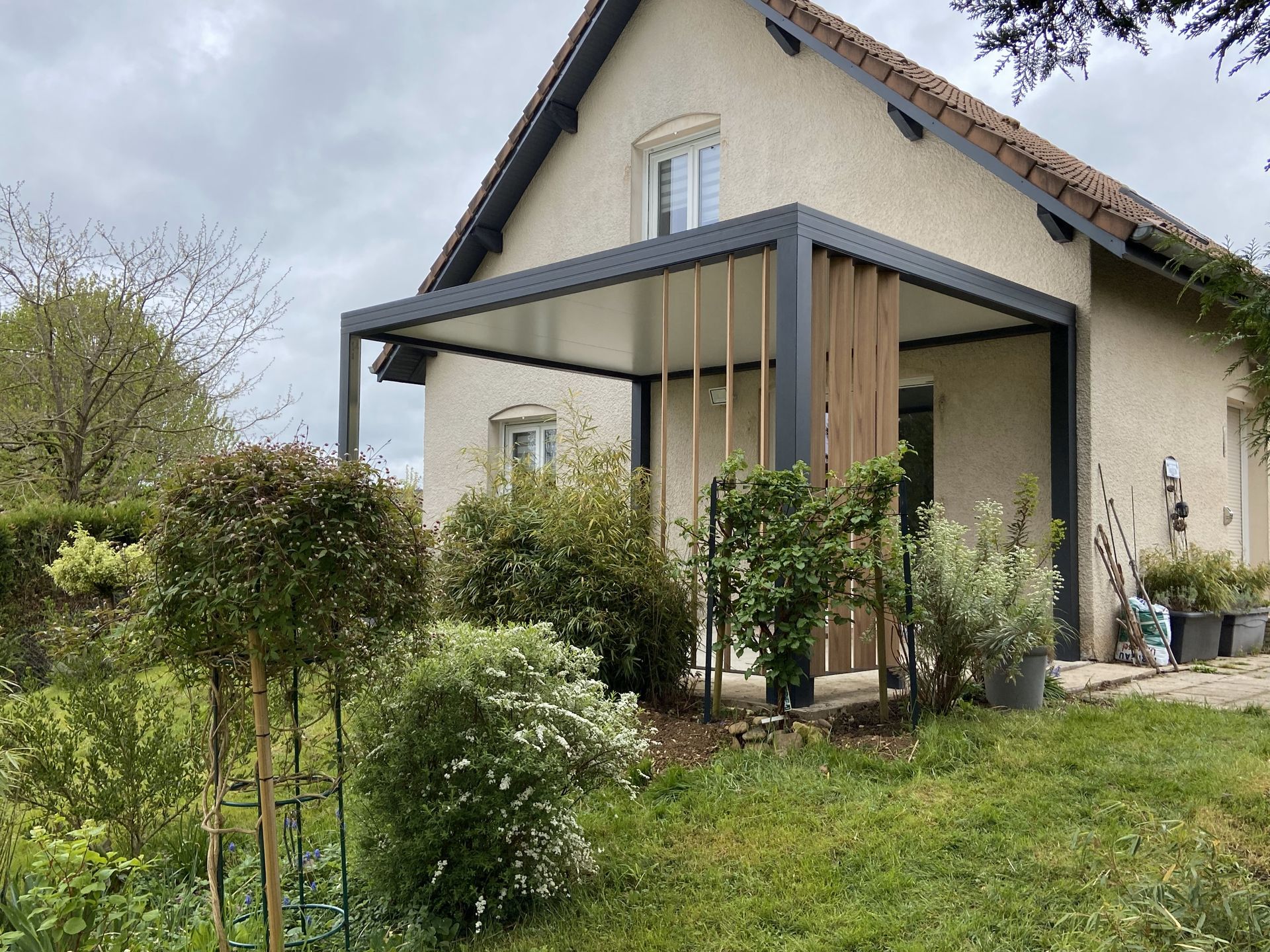 Pergola de maison au-dessus d'une terrasse en dalles