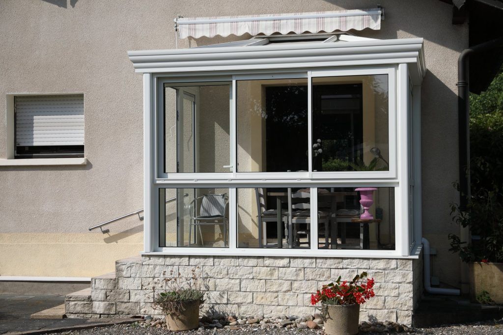Sas de maison servant de petite véranda