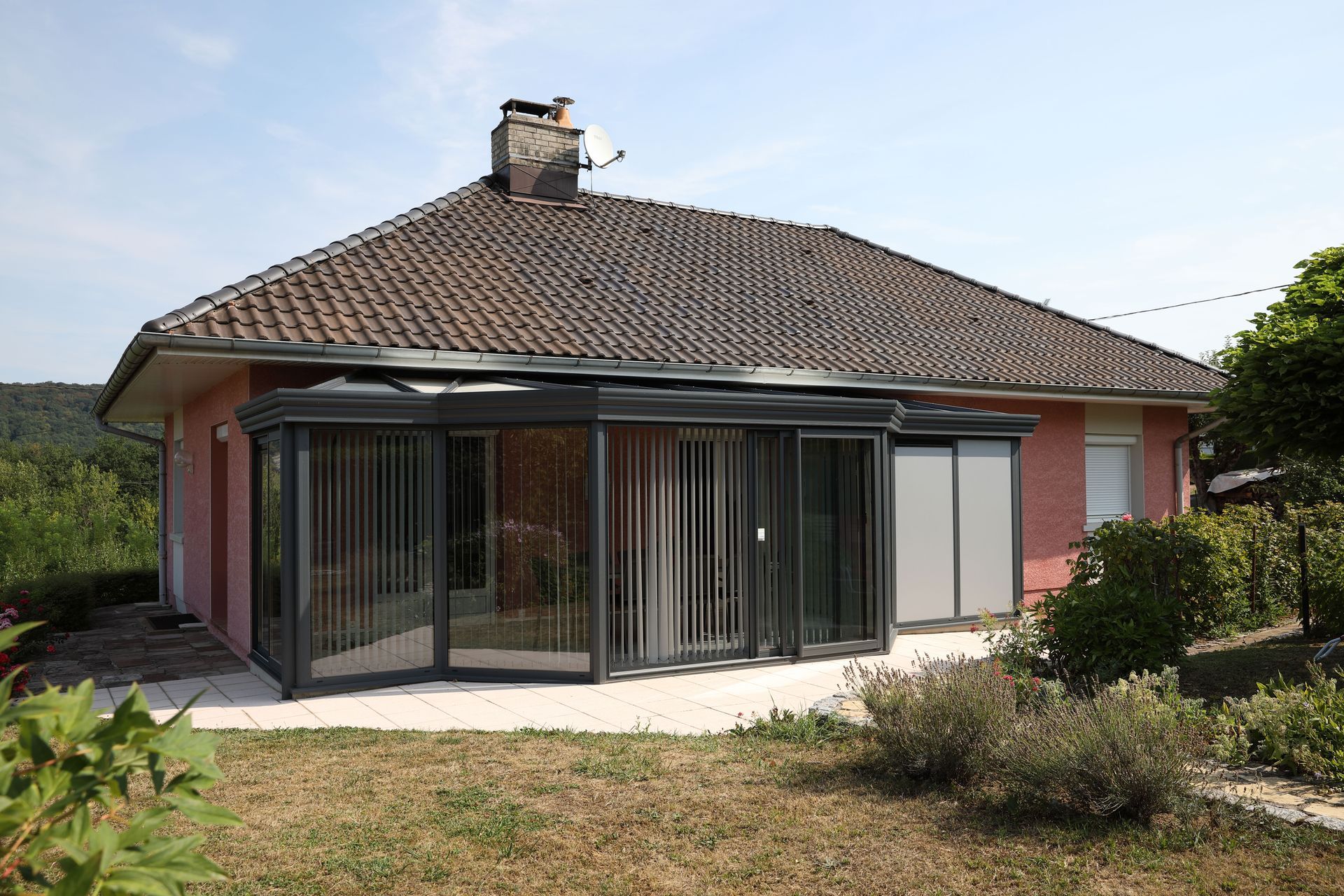 Véranda noire d'une maison sur un niveau vue de l'extérieur