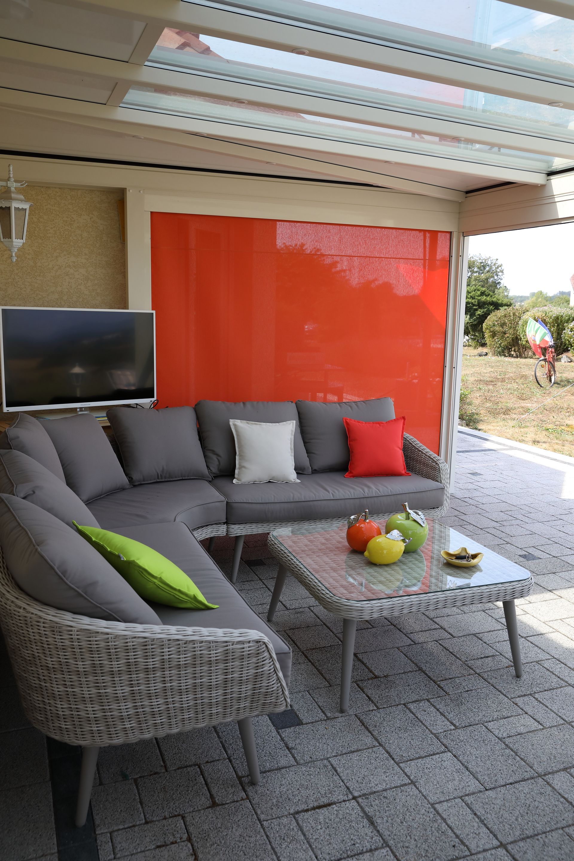 Terrasse protégée du soleil par un store