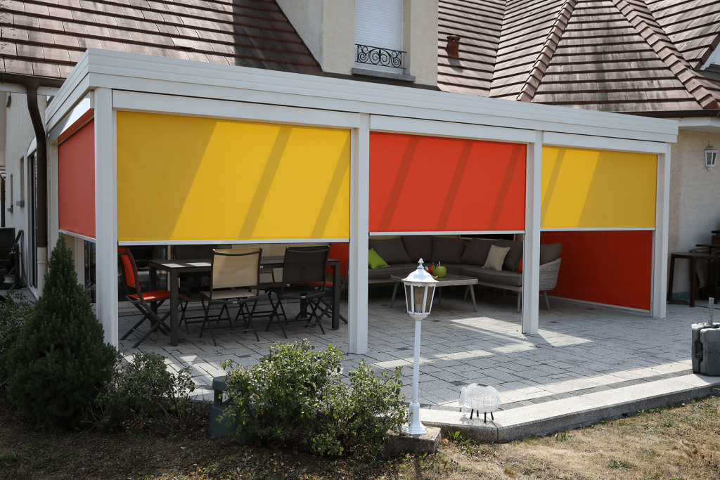 Pergola avec des stores rouges et jaunes