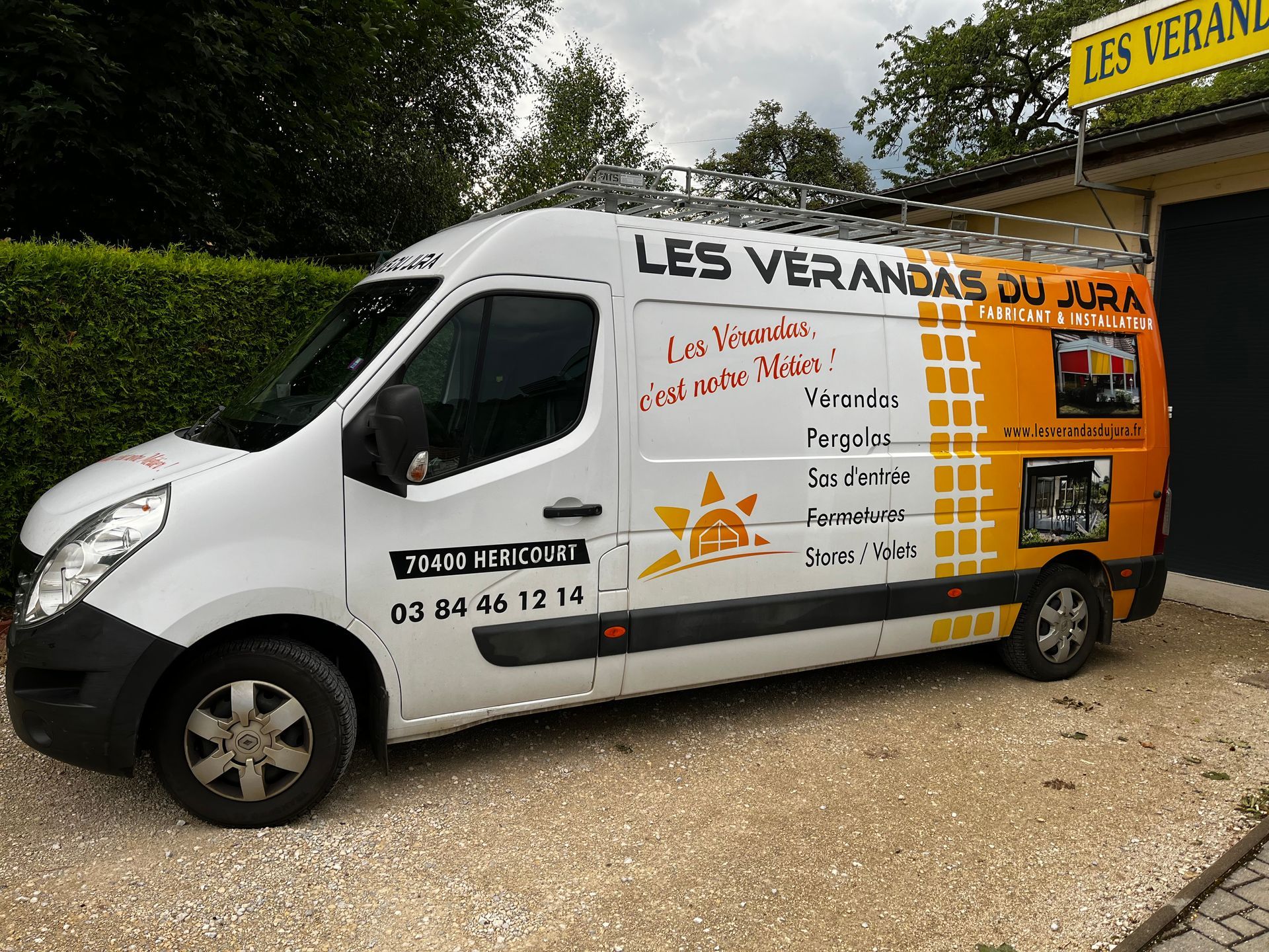 Camion de l'entreprise Les Vérandas du Jura