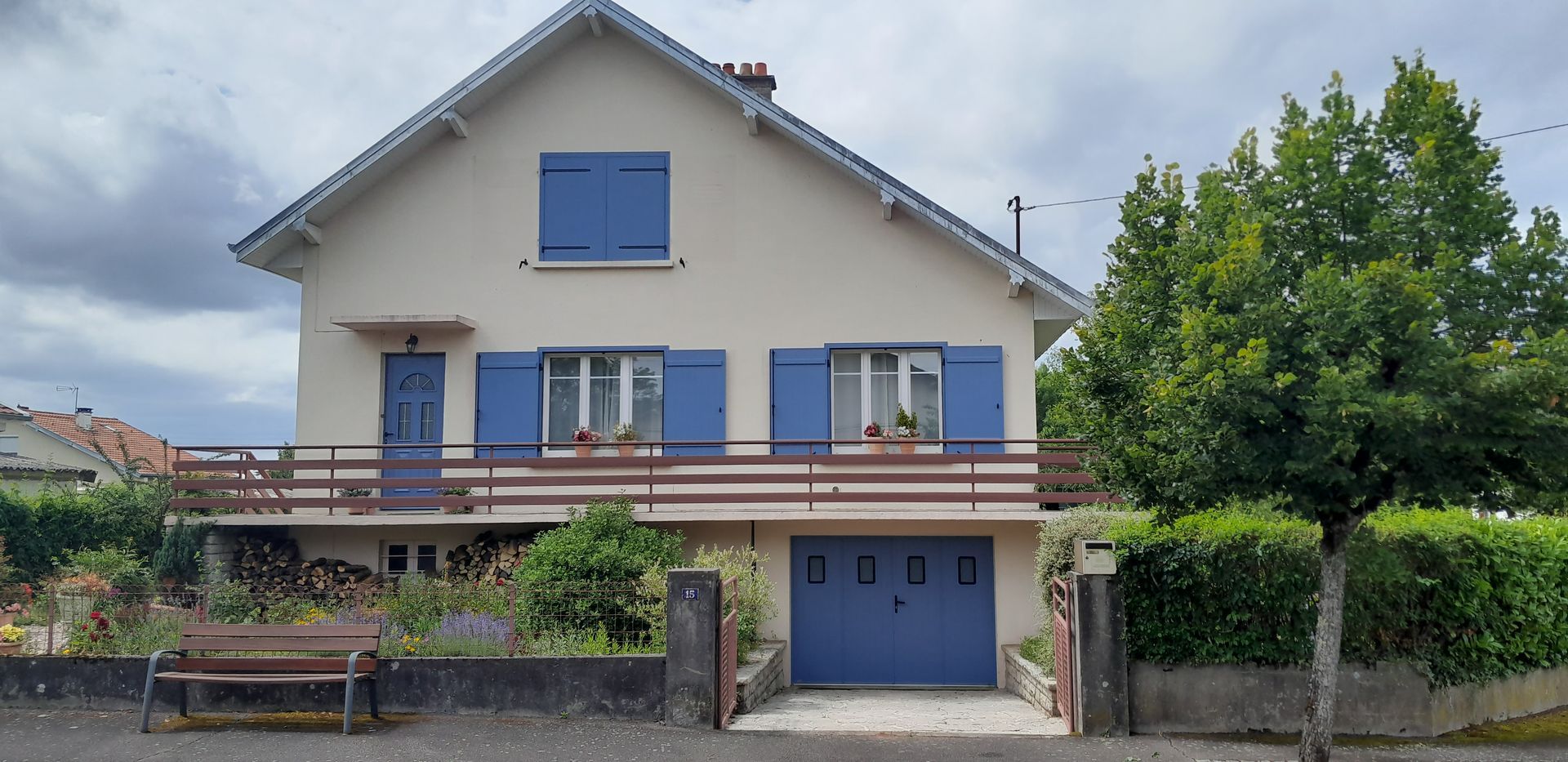 Véranda aux bords noirs avec des volets partiellement baissés