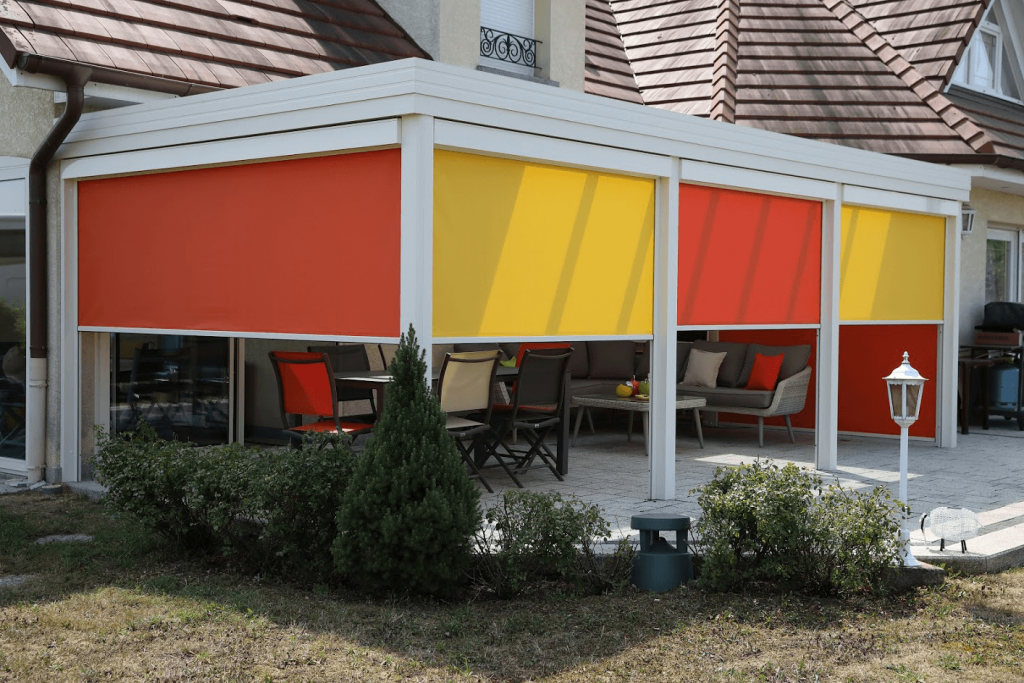 Pergola blanche avec des stores rouge et jaune