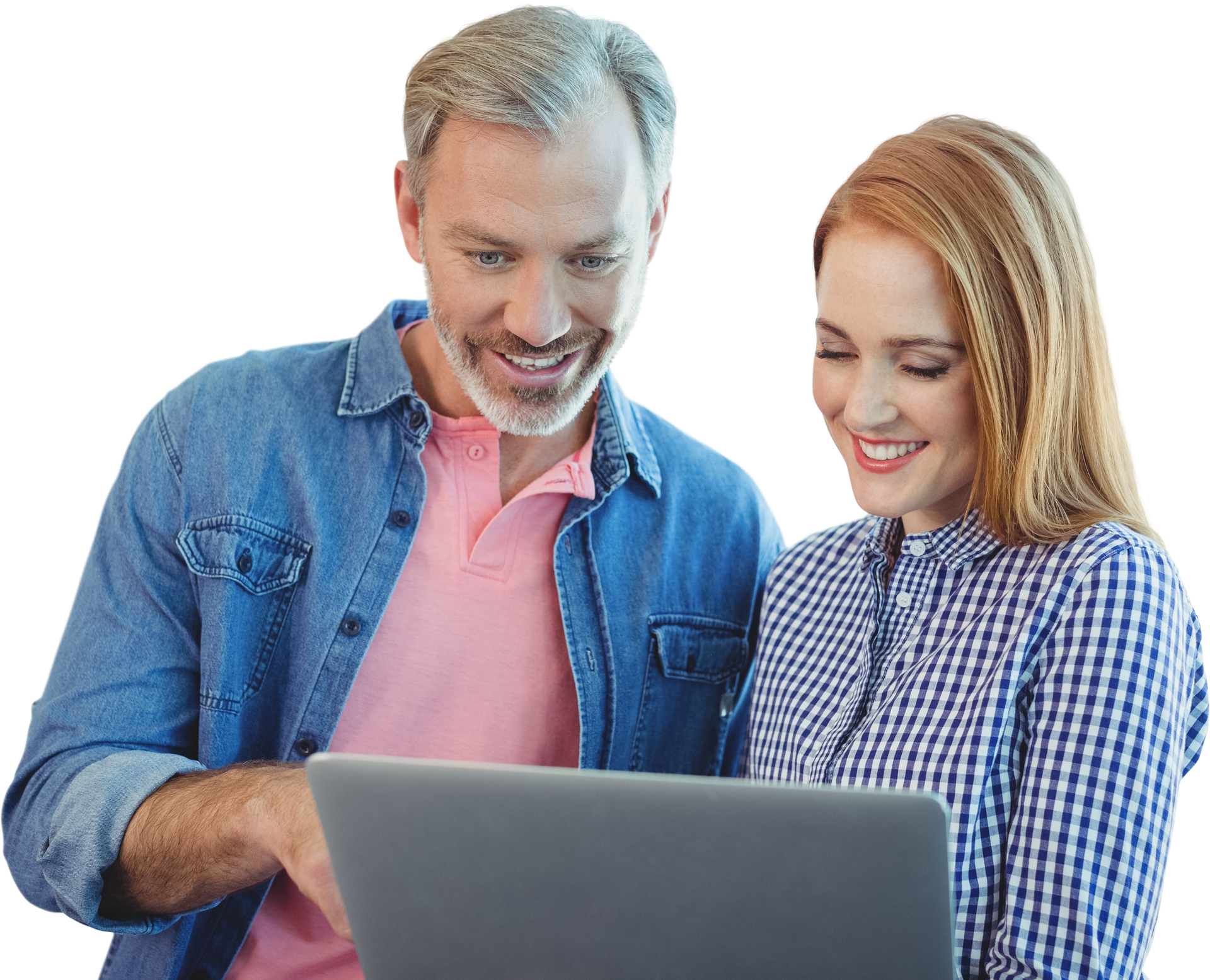 Un homme et une femme regardant avec joie un écran d'ordinateur