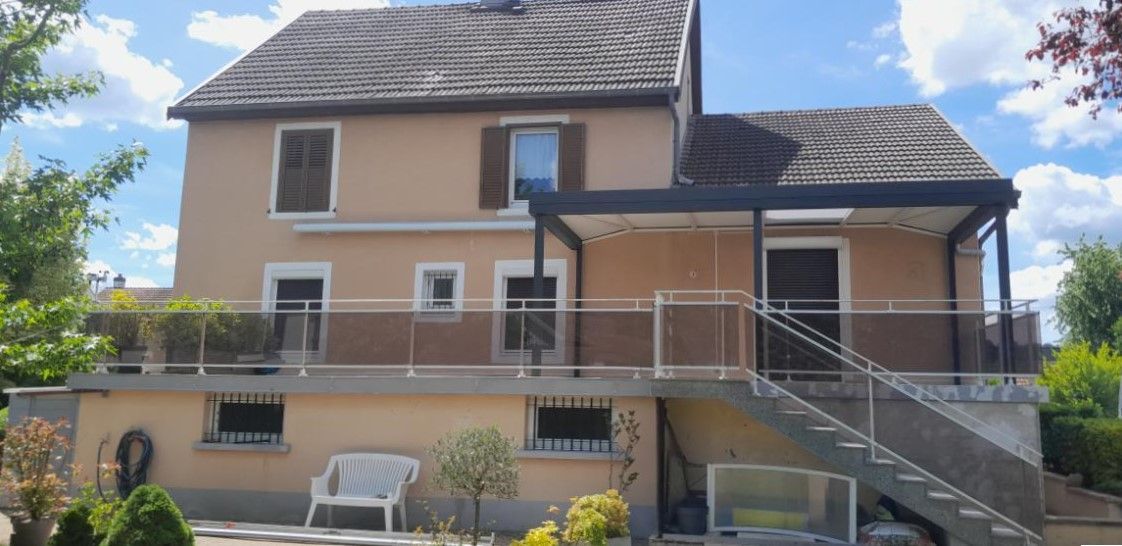 Pergola couvrant une partie d'une terrasse balcon d'une maison