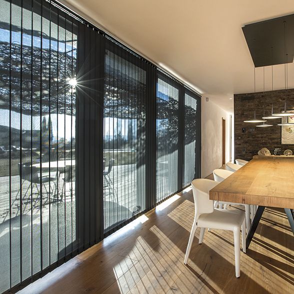 Intérieur de véranda avec des stores