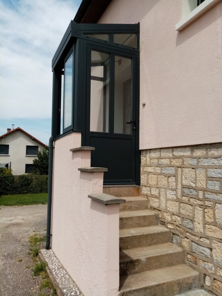 Sas d'entrée noir en haut de quelques marches