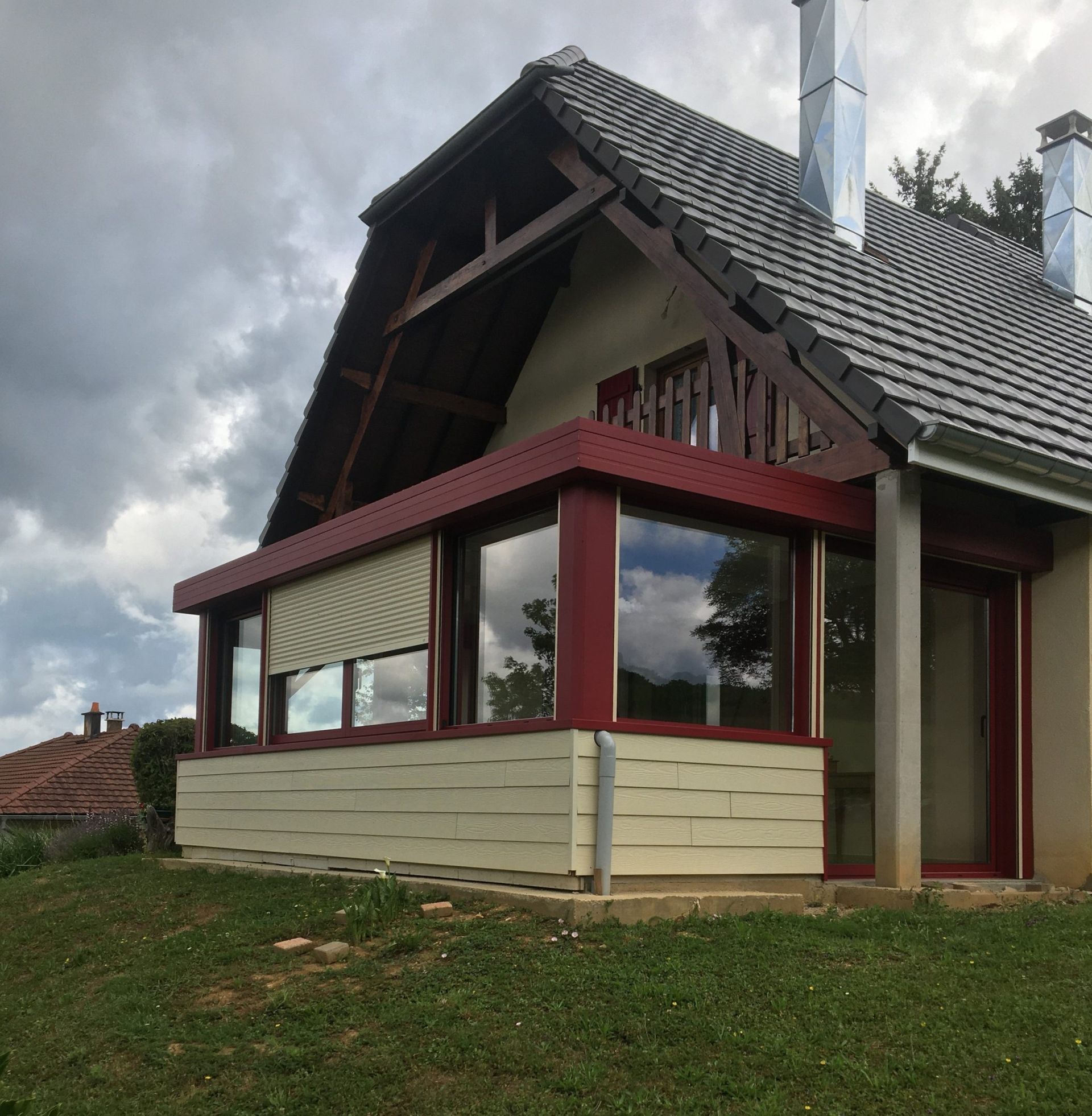 Véranda d'une maison avec volets électriques