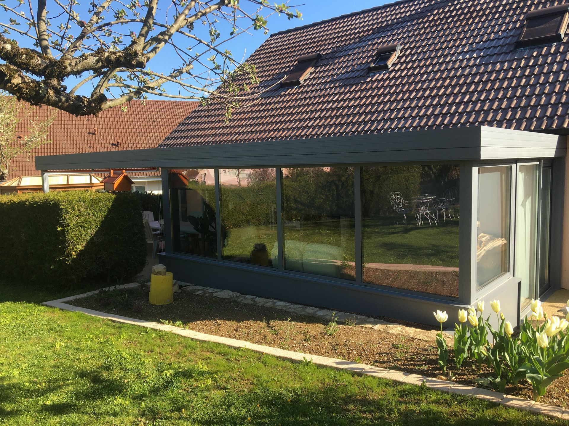 Véranda sur mesure d'une maison en pierre