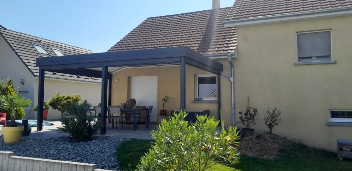 Pergola en aluminium noir couvrant une terrasse