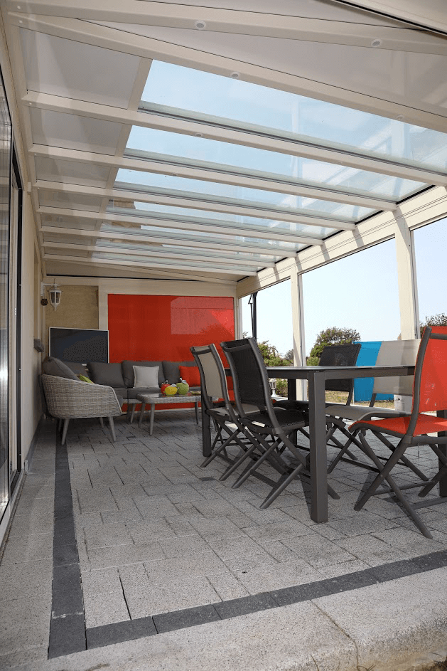 Vue à l'intérieur d'une pergola avec une table et des chaises