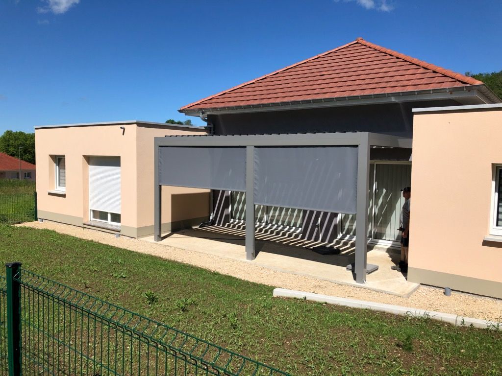 Pergola protégeant une terrasse de maison 