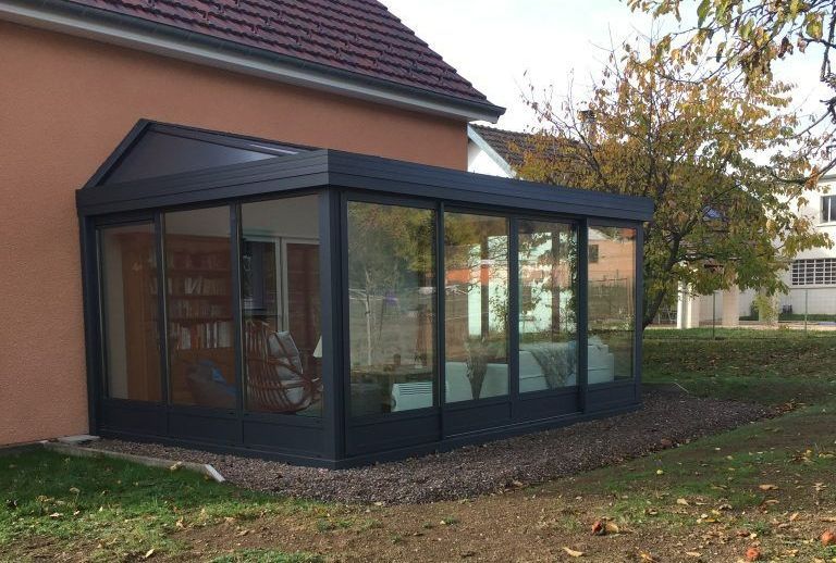 Véranda de maison en aluminium foncé