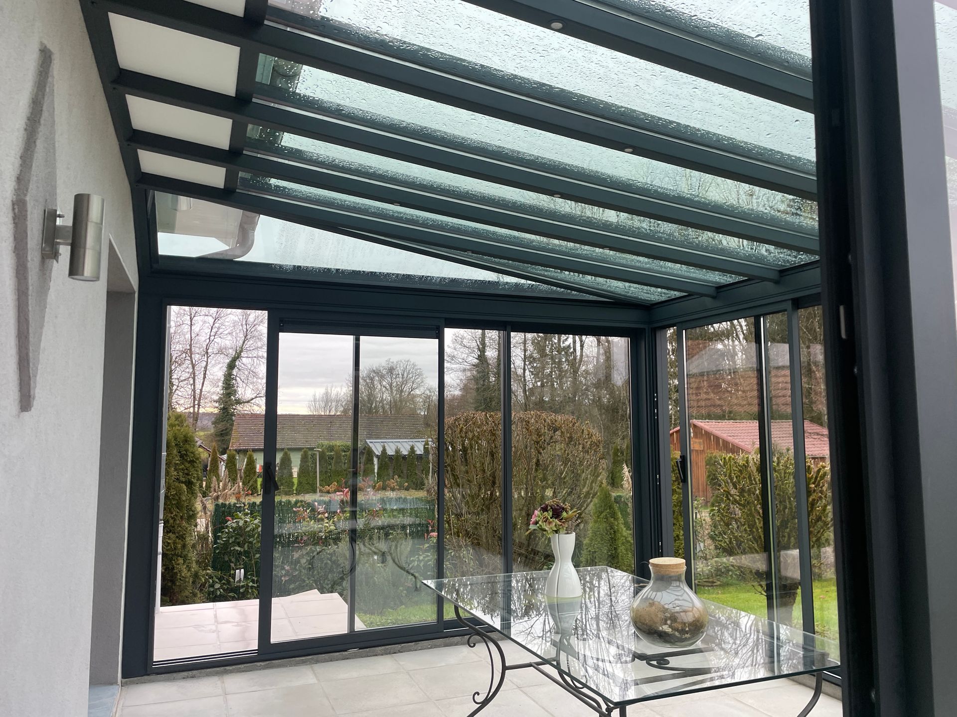 Grande véranda spacieuse d'une maison à deux étages