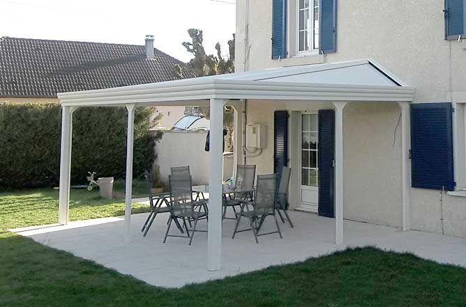 Pergola blanche avec toit penché