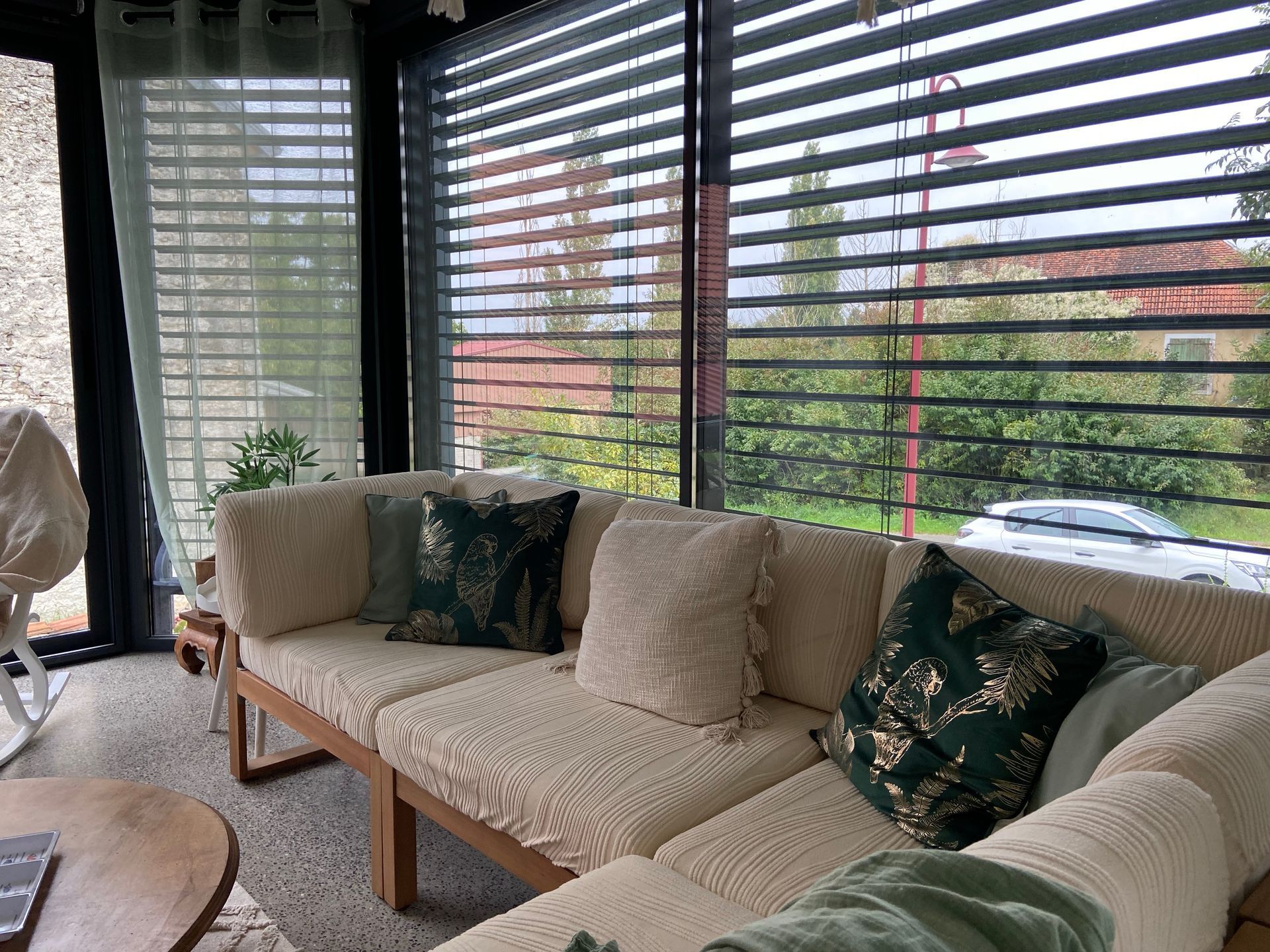 Grande véranda spacieuse d'une maison à deux étages