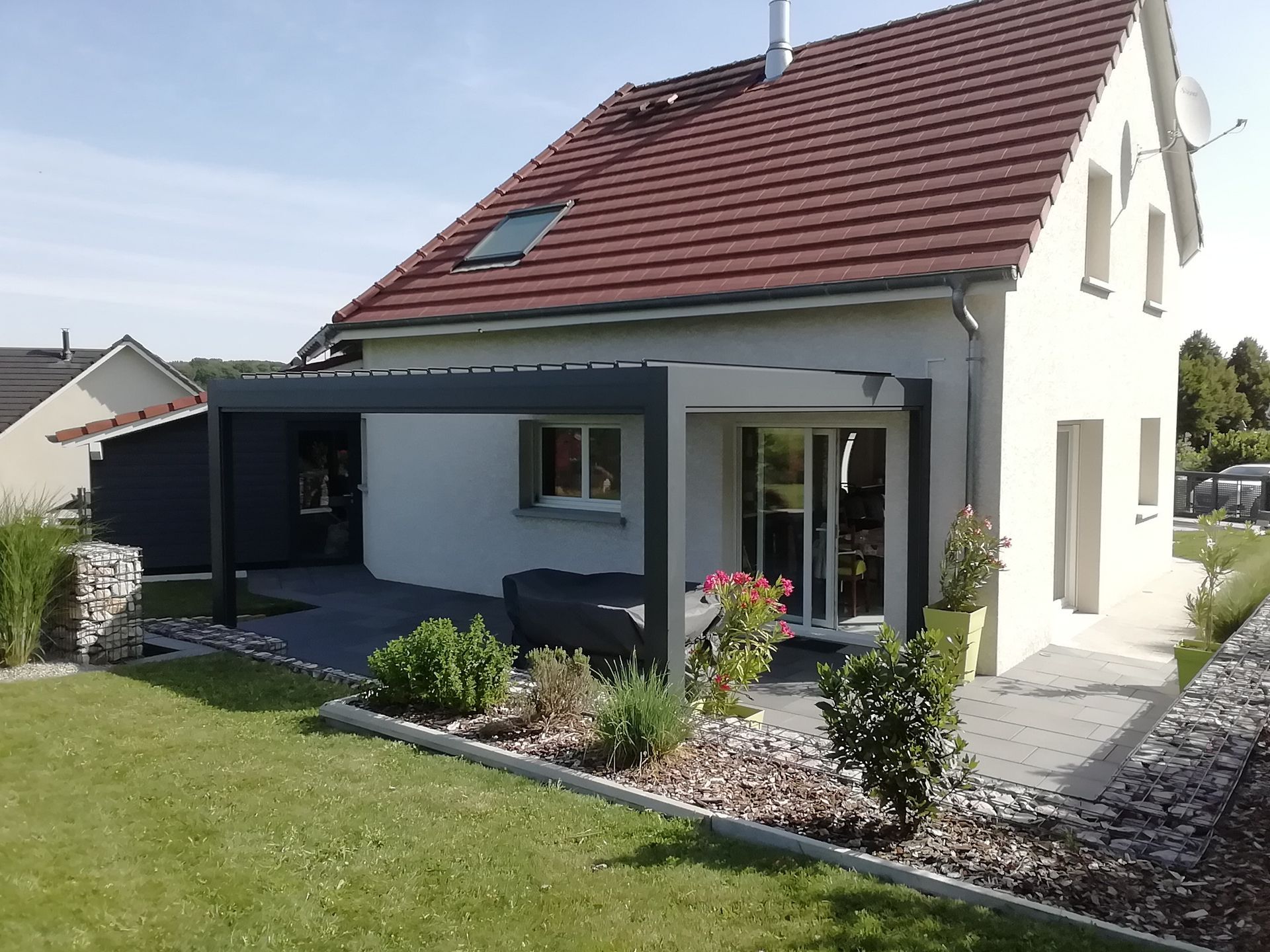 Pergola sur une terrasse à l'ombre