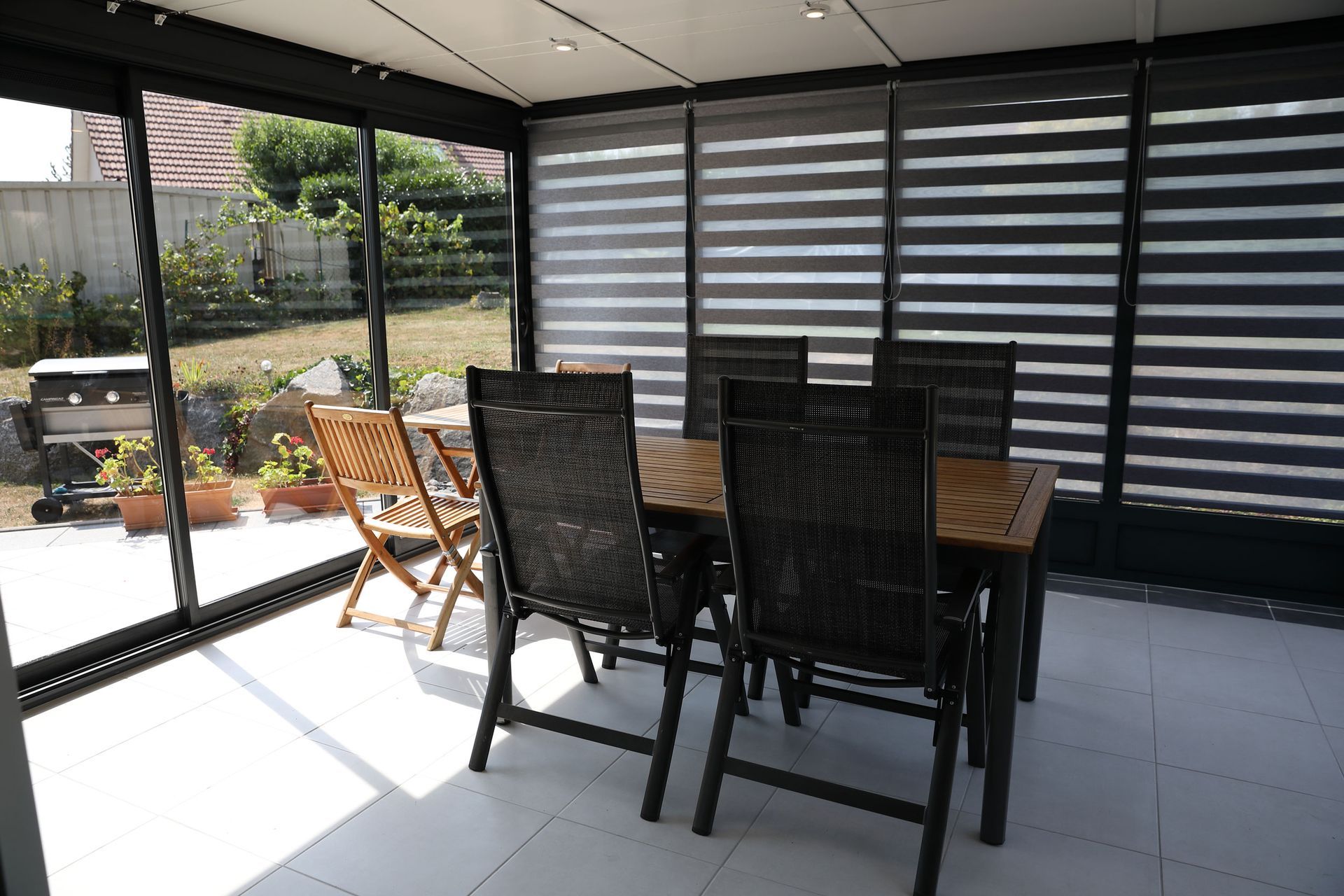 Table à manger dans une véranda aux stores fermés