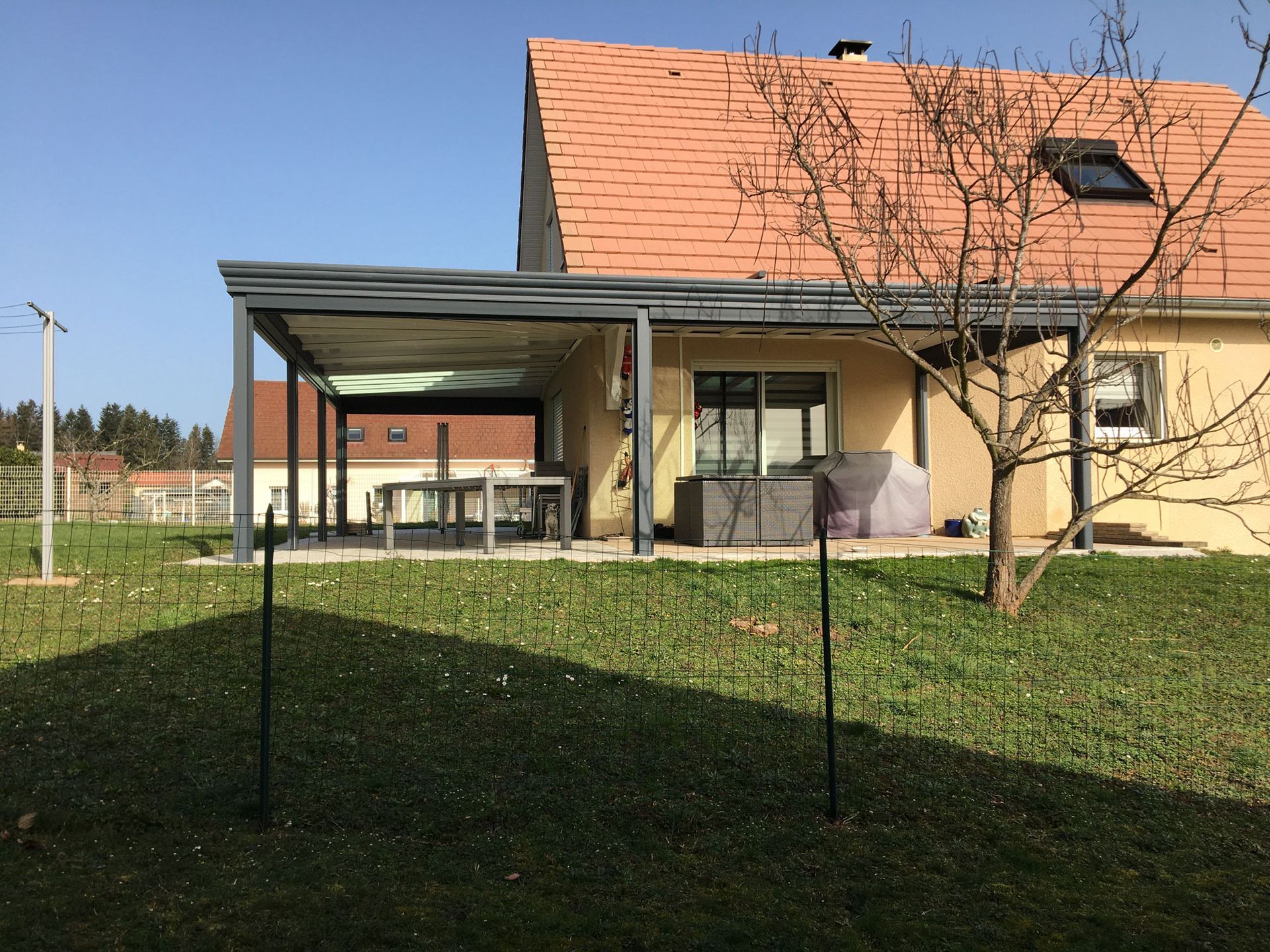 Grande pergola faisant le tour d'une maison