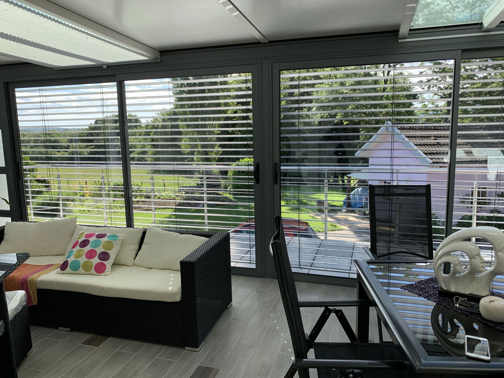 Véranda avec stores baissés vu de l'intérieur