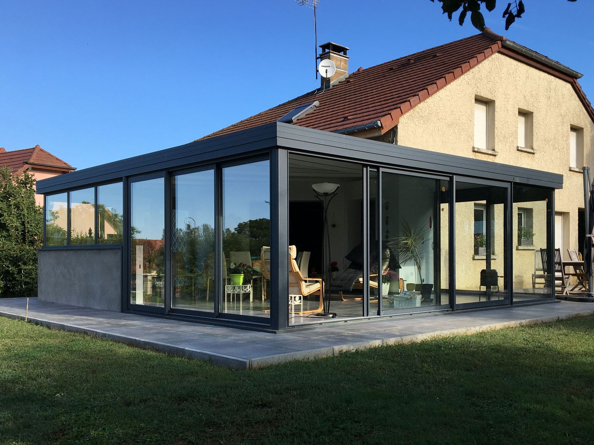 Pergola noire avec vitres