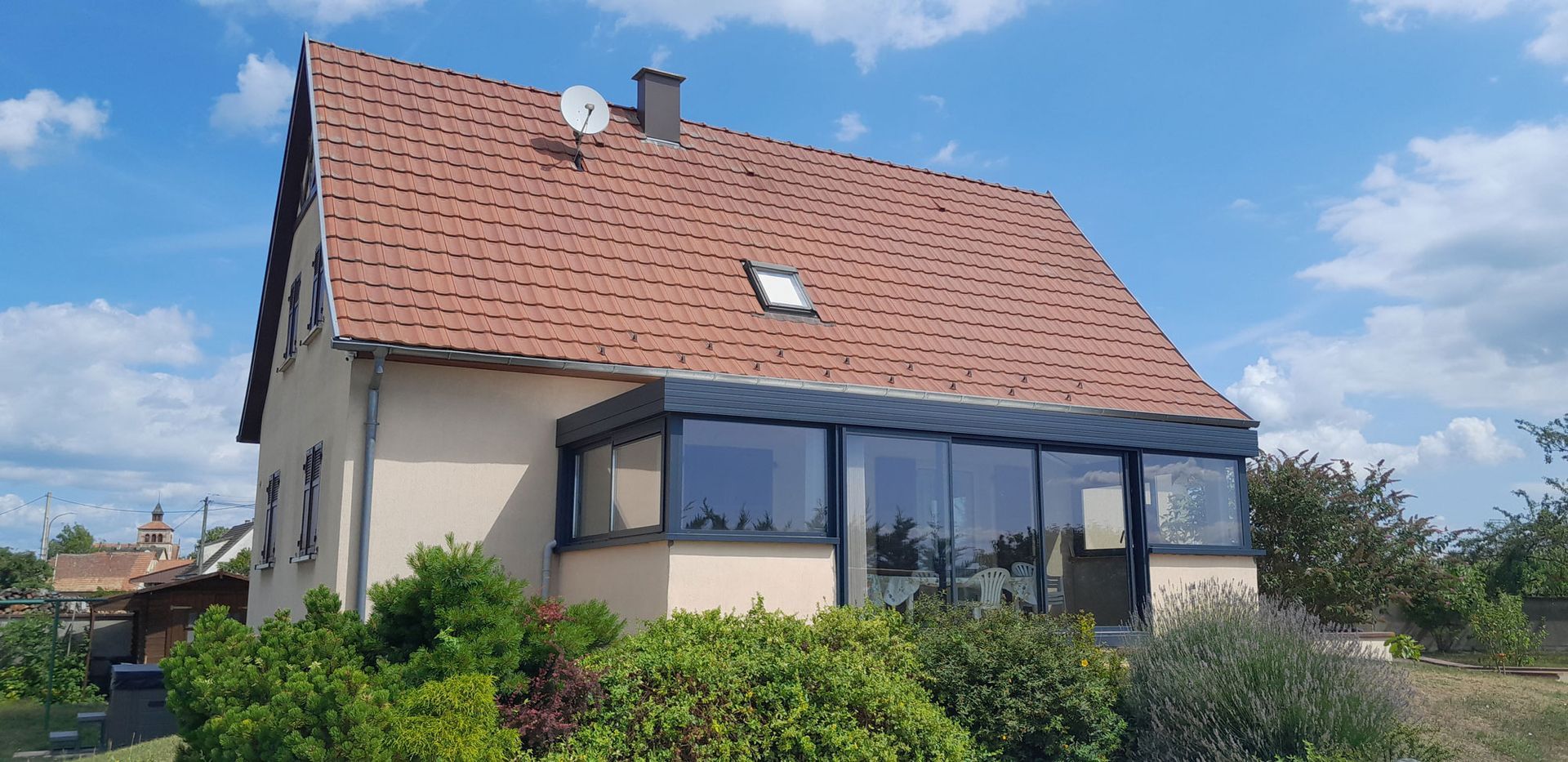 Maison avec une véranda en aluminium à bordures noires