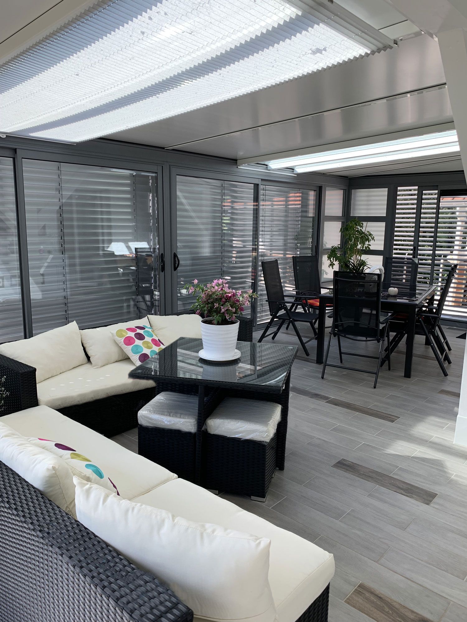 Véranda avec les stores baissés et fermés