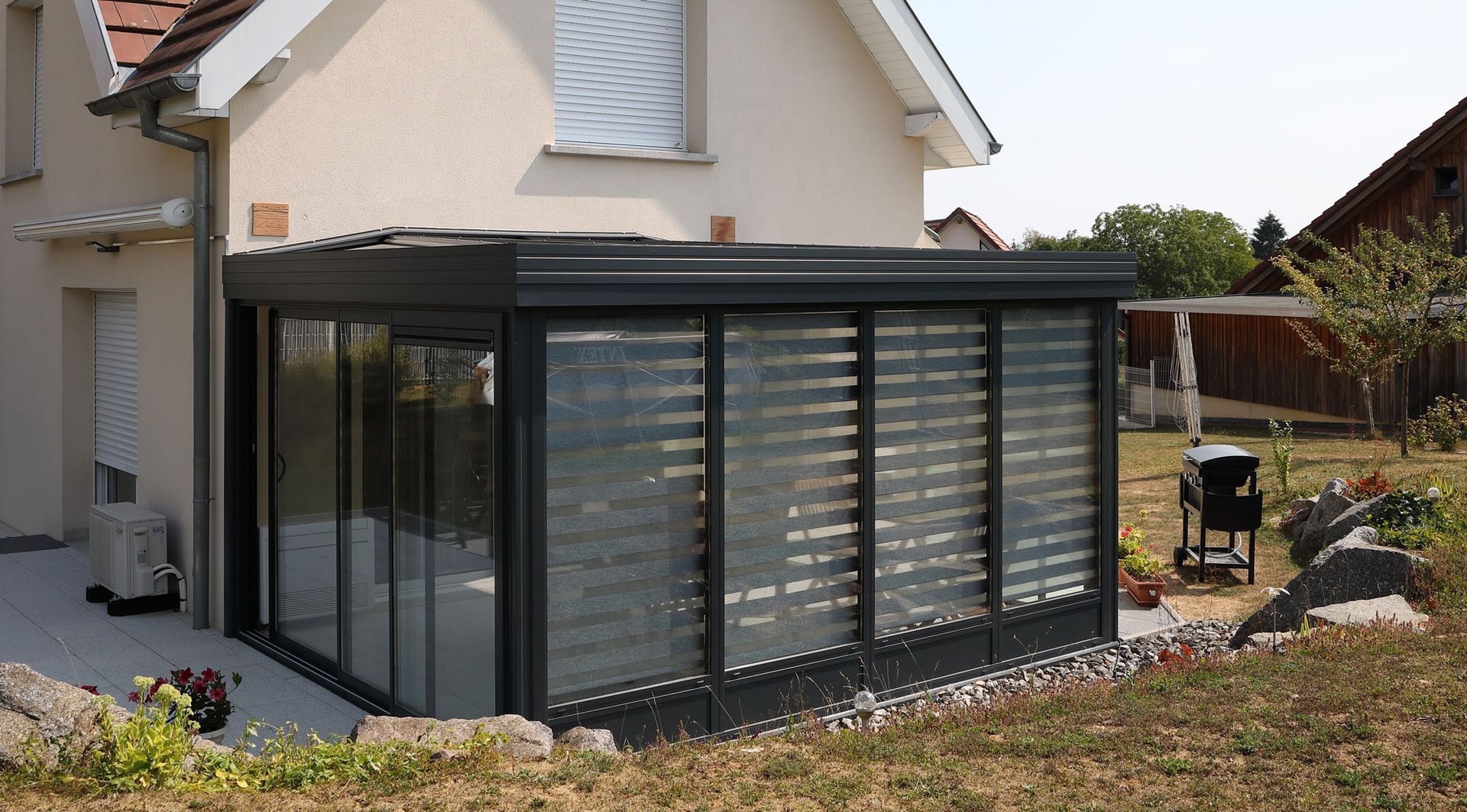 Store horizontaux d'une véranda vu de l'extérieur