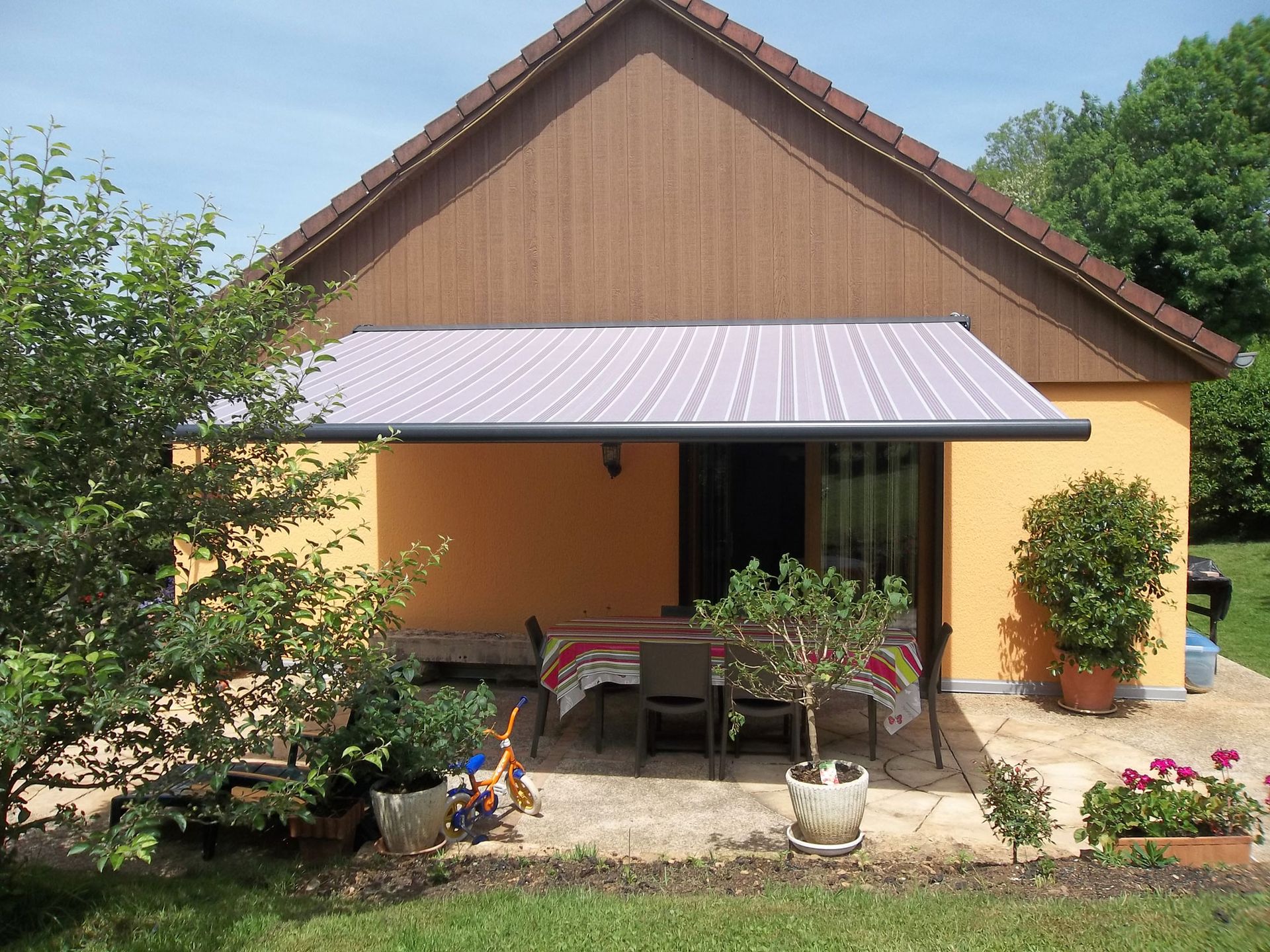 Store banne avancé sur une terrasse