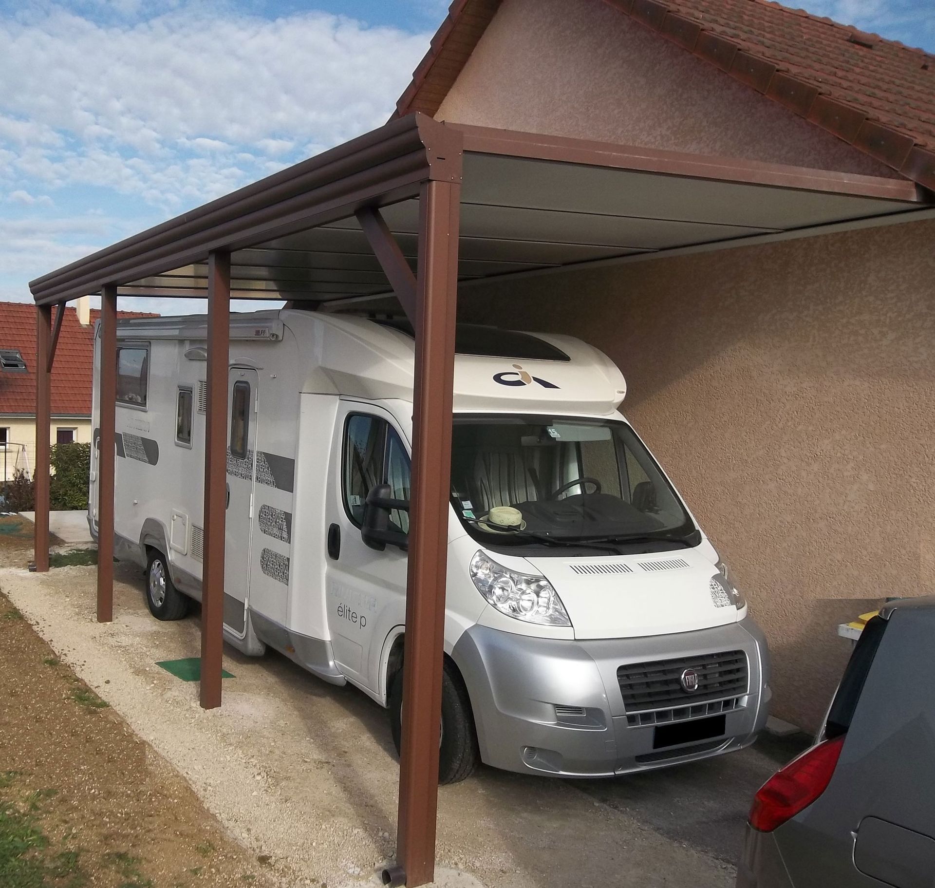 Camping-car sous son abri