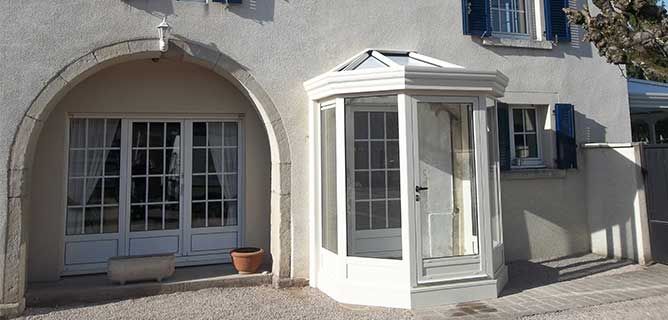 Sas de maison blanc