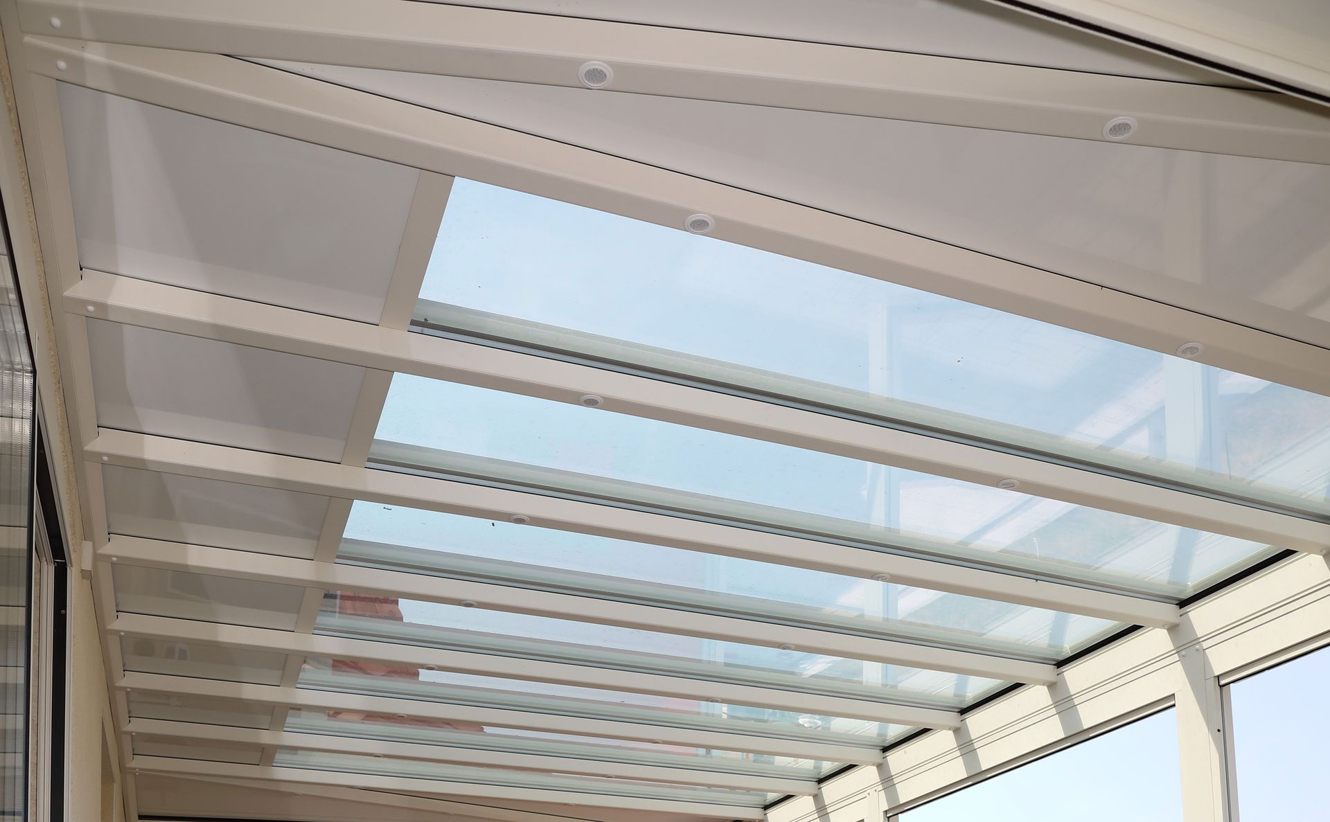 Toit vitré d'une véranda vu depuis l’intérieur