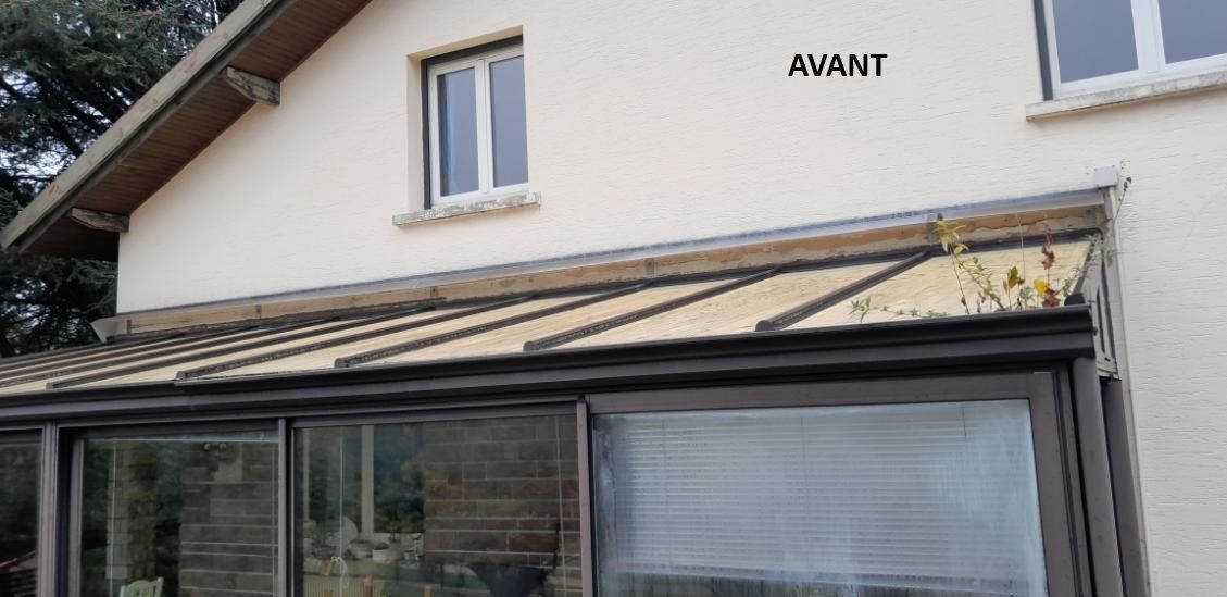 Véranda blanche au dessus de l'entrée d'un garage