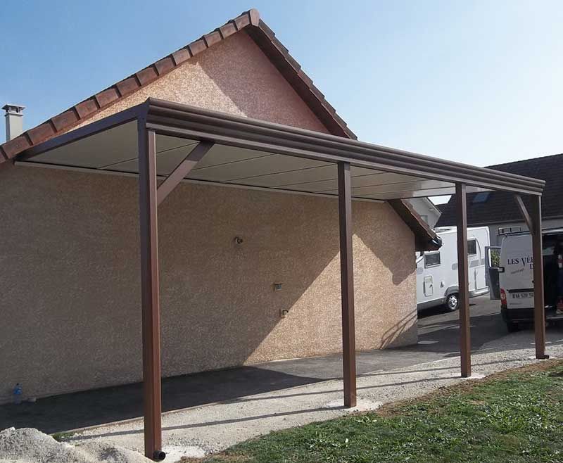 Abri d'auto d'une maison